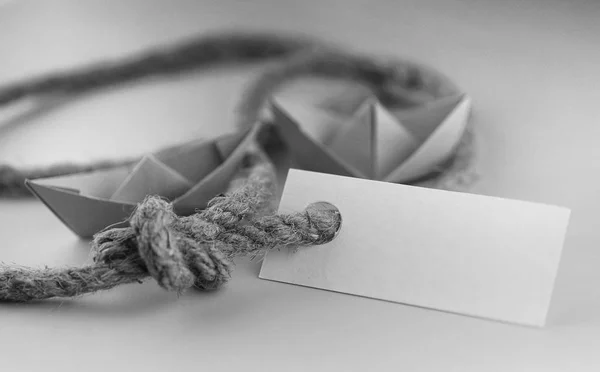 Černobílé Foto štítku silné splétané lano a loď papírem — Stock fotografie