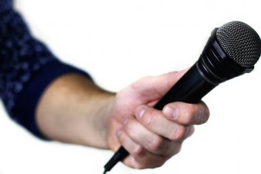 sahne el mikrofon tutun