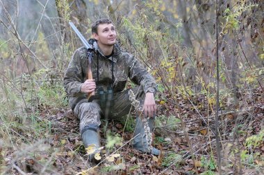 Kamuflaj ve bahar hun üzerinde orman Kuşağı'nda silahlı adam