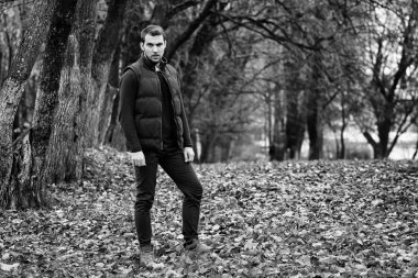 Genç sakallı adam açık