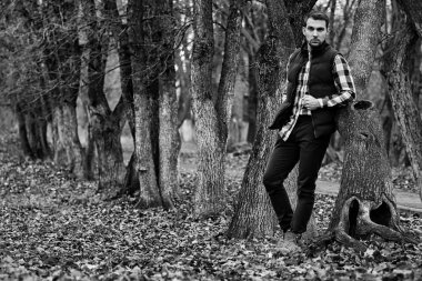 Genç sakallı adam açık