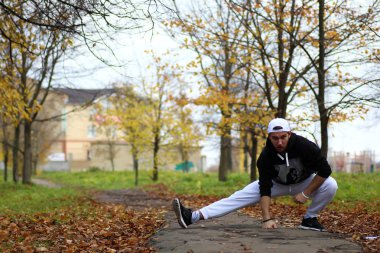 Genç adam bir sonbaharda sakal.