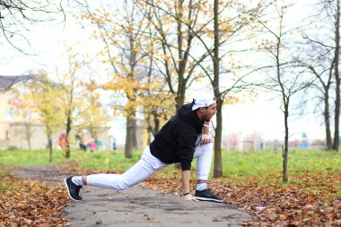 Genç adam bir sonbaharda sakal.