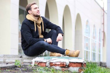 Genç adam bir sonbaharda sakal.