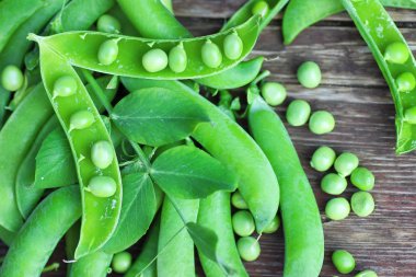 bezelye ahşap arka plan üzerinde