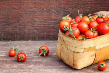 rustik ahşap üzerine taze domates sepeti
