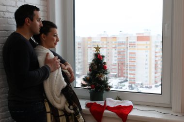 Bir genç kadın görünüm penceresinde