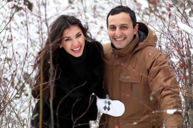 Genç bir çift bir kış Parkta yürümek