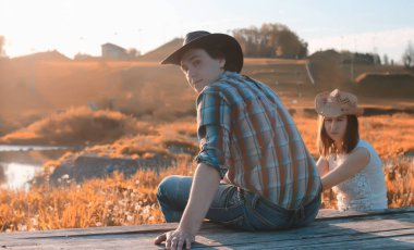 adam ve bir kız sonbaharda yürüyor