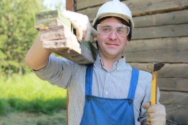 İnşaatçı kılığında bir adam.