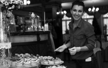 tatlılar ve arka karşı tatlı aperatifler çeşitli içeren tablo