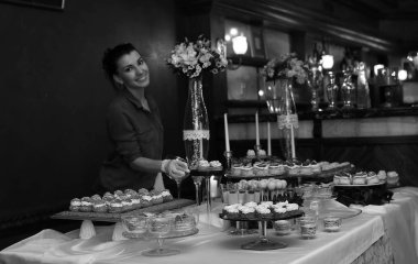 tatlılar ve arka karşı tatlı aperatifler çeşitli içeren tablo