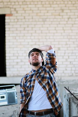 Bir sakallı bir genç adamla