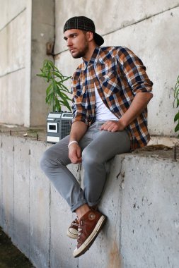 Bir sakallı bir genç adamla