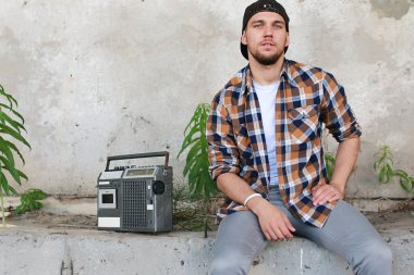 Bir sakallı bir genç adamla