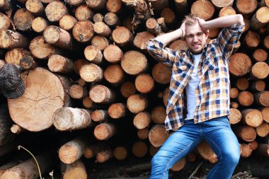 Bir sakallı bir genç adamla