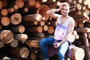 Bir sakallı bir genç adamla