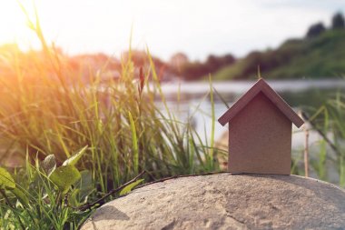 Bir ev ahşap bir rakam şeklinde