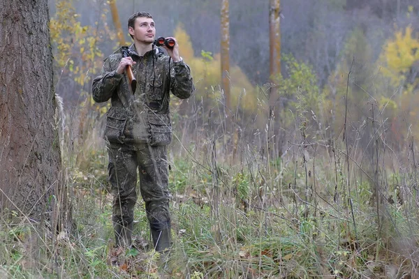 Mann in Tarnung und mit Schusswaffen im Waldgürtel auf Frühjahrsjagd — Stockfoto