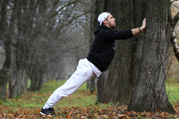 Jonge baard man in een herfst — Stockfoto