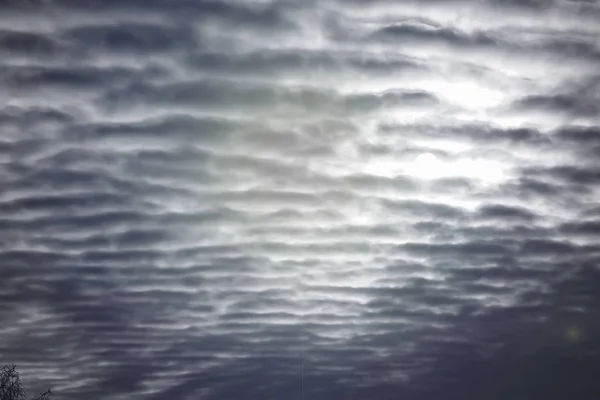 Gece gökyüzünde dokulu bulutlar — Stok fotoğraf