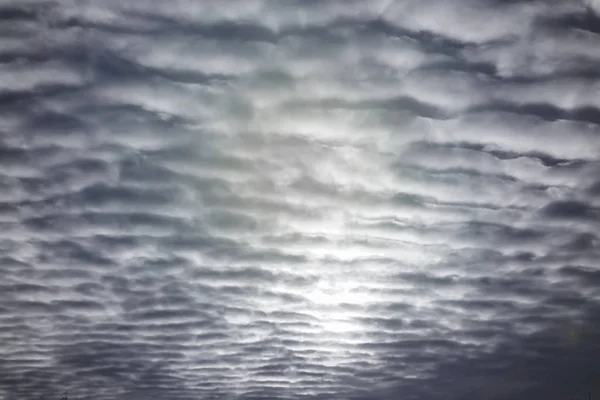 Getextureerde wolken in de nachtelijke hemel — Stockfoto