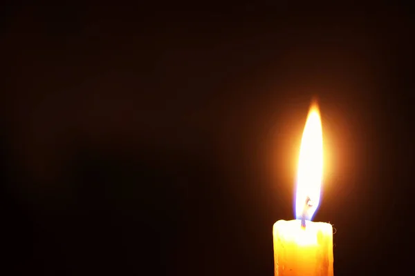 Flamme de bougie isolée sur noir — Photo