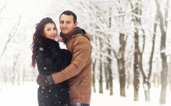 Un jeune couple amoureux en promenade — Photo