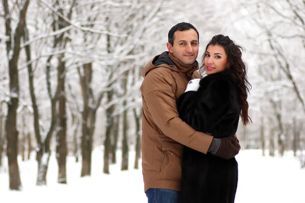 Una joven pareja camina en un parque de invierno —  Fotos de Stock