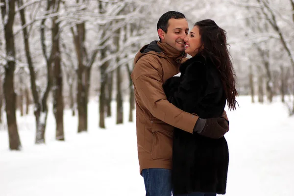 Ein junges Paar spaziert in einem Winterpark — Stockfoto