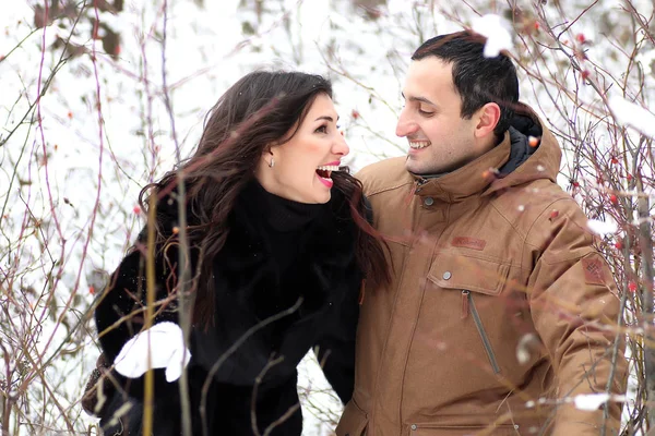 Genç bir çift bir kış Parkta yürümek