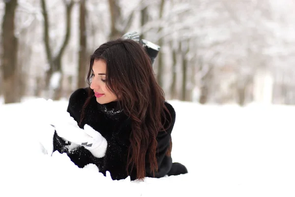 Una giovane donna passeggia in un parco invernale — Foto Stock