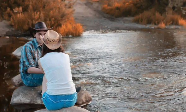 Hombre y una chica están caminando en el otoño — Foto de Stock