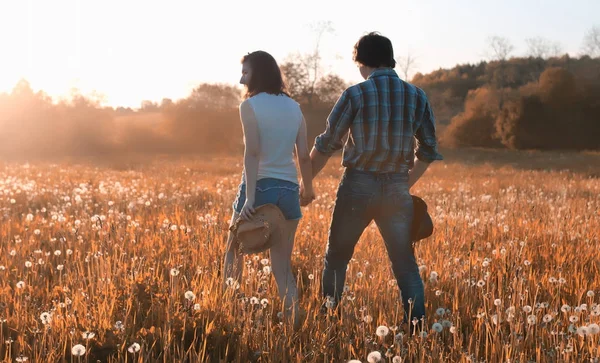 Uomo e una ragazza camminano in autunno — Foto Stock