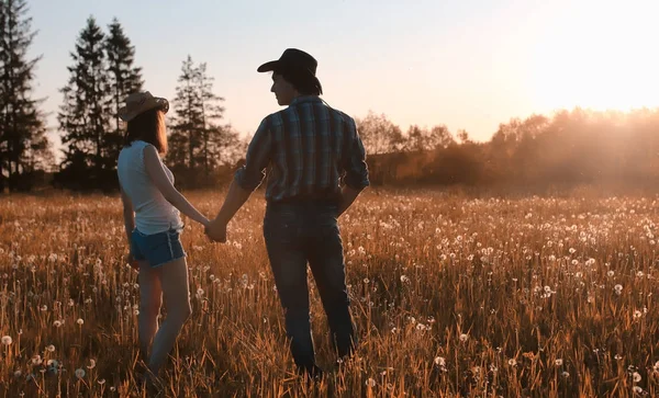 Adam ve bir kız sonbaharda yürüyor — Stok fotoğraf