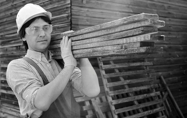 Mann in schwarzer und weißer Arbeiterkleidung — Stockfoto