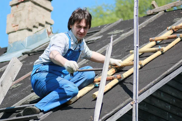 Un hombre en forma de constructor — Foto de Stock