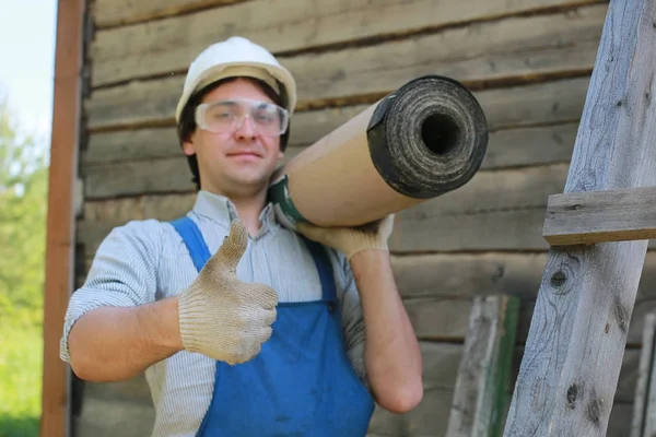 Um homem na forma de um construtor — Fotografia de Stock