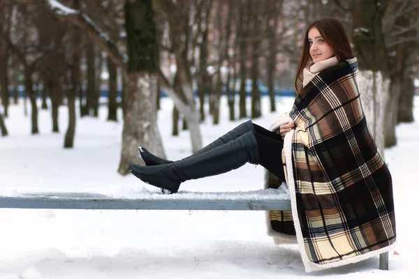 Jovem menina bonita no inverno dia nevado — Fotografia de Stock