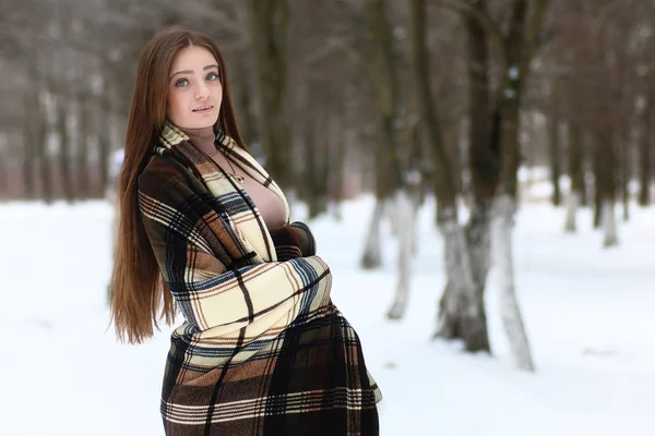 Ung vacker flicka i snöig vinterdag — Stockfoto