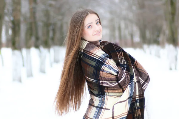 年轻漂亮的女孩，在冬季下雪天 — 图库照片
