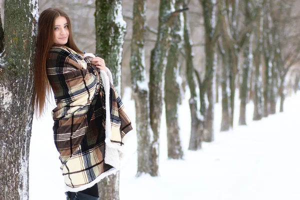 Giovane bella ragazza in inverno giorno nevoso — Foto Stock