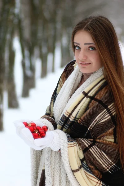 年轻漂亮的女孩，在冬季下雪天 — 图库照片