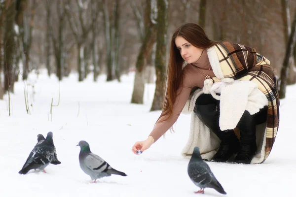 Gadis cantik muda di musim dingin yang bersalju — Stok Foto