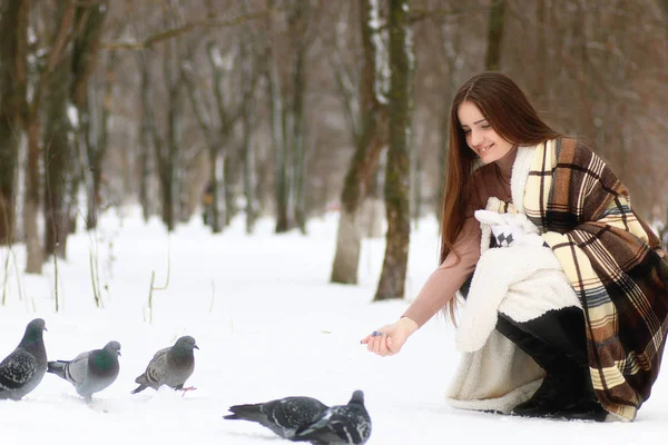Молодая красивая девушка в зимний снежный день — стоковое фото