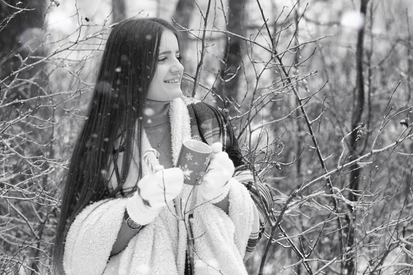 Uma menina em um dia nublado de inverno — Fotografia de Stock