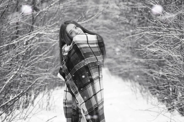 Uma menina em um dia nublado de inverno — Fotografia de Stock