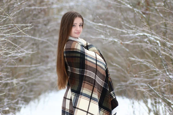 Giovane bella ragazza in inverno giorno nevoso — Foto Stock