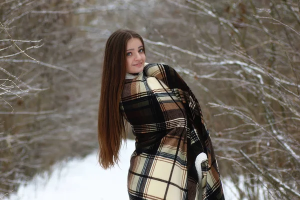 Giovane bella ragazza in inverno giorno nevoso — Foto Stock