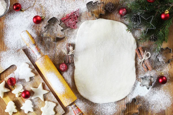 Delicadeza de Ano Novo cozinhar biscoitos de manteiga de diferentes formas em — Fotografia de Stock